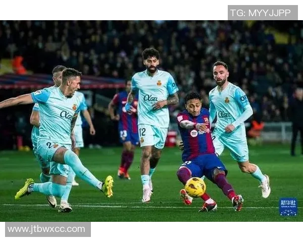 足总杯精彩对决波尔图与那不勒斯激战成平局绝杀瞬间引发全场欢呼 足总杯精彩对决波尔图与那不勒斯激战成平局绝杀瞬间引发全场欢呼