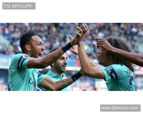 英超激战阿森纳与热刺握手言和精彩瞬间引发全场沸腾 英超激战阿森纳与热刺握手言和精彩瞬间引发全场沸腾